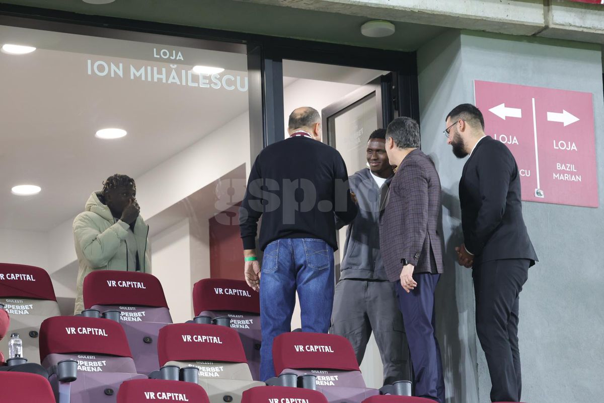 Ce făcea Aaron Boupendza în timpul meciului cu Poli Iași » Antrenorul și șefii Rapidului se contrează public din cauza lui