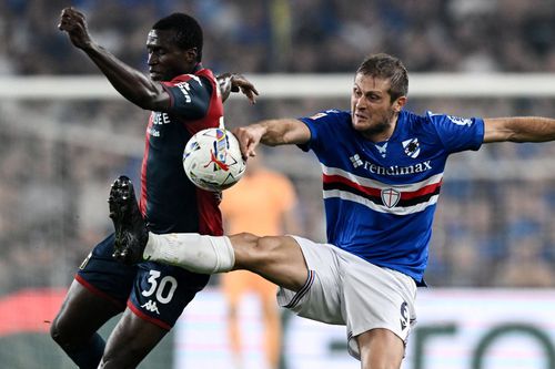David Ankeye (stânga), în tricoul celor de la Genoa / foto: Imago Images