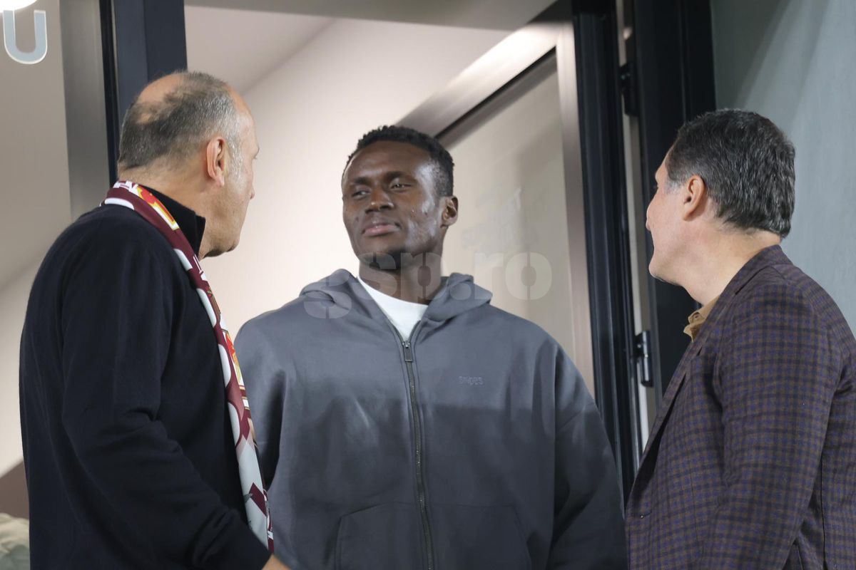 Ce făcea Aaron Boupendza în timpul meciului cu Poli Iași » Antrenorul și șefii Rapidului se contrează public din cauza lui