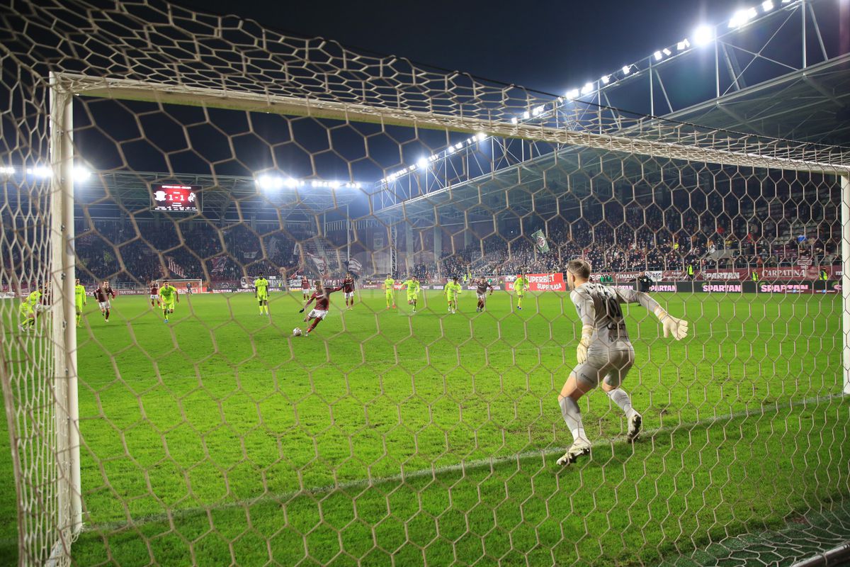 Jucătorii lui Poli Iași acuză arbitrajul: „La noi în careu n-ar fi verificat nimeni faza!”