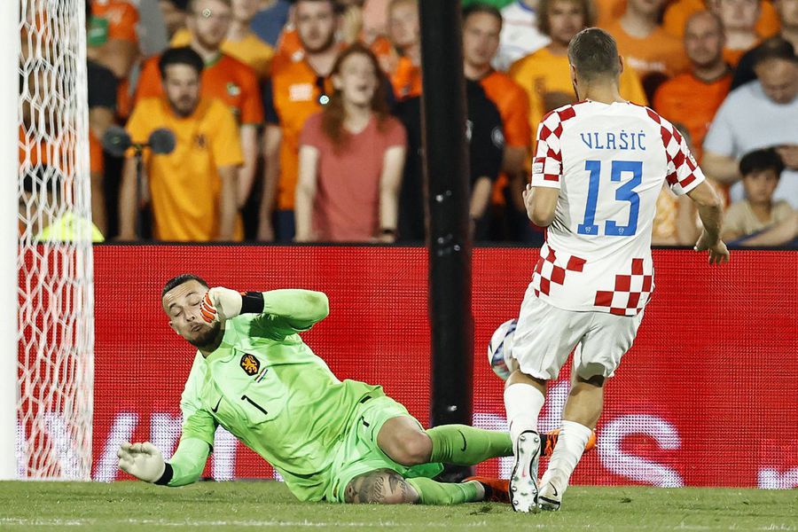 Transfer bizar al lui Dan Șucu » Portarul a încasat șase goluri într-un meci de Liga Campionilor!