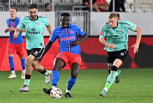 Denis Hrezdac, în dreapta, într-un meci al celor de la UTA cu FCSB/ FOTO: Imago Images