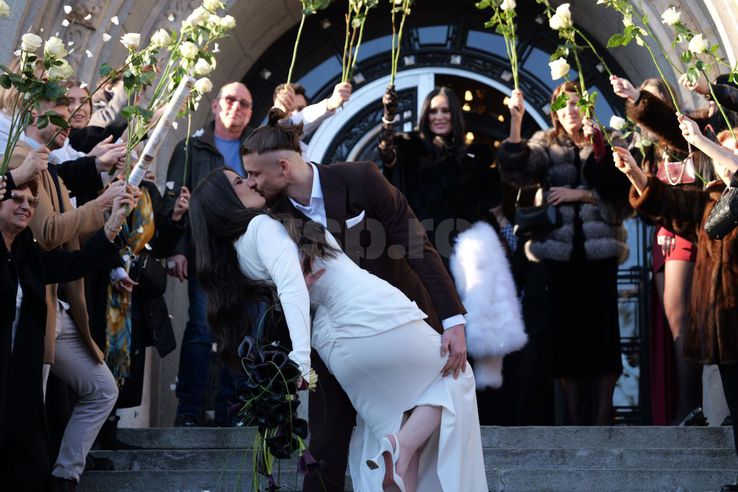 Radu Drăgușin și-a sărutat pătimaș proaspăta soție pe treptele Primăriei Sectorului 1 / Foto: Andrei Furnigă GSP