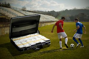 Gigi Becali n-a fost original! Povestea incredibilă a unui alt blat cu valiza în Liga 1: „Le-am zis jucătorilor «Munciți pentru banii ăștia și sunt ai voștri!»”