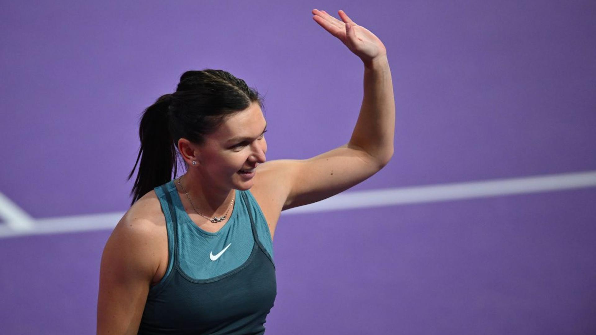 Simona Halep zâmbind pe teren la Transylvania Open în Cluj-Napoca, marcând revenirea după retragerea din tenis profesionist. | sursa foto: Gazeta Sporturilor