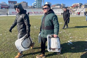 Detalii și imagini de la demolarea stadionului Dinamo: ieșiți la vânătoare de suveniruri, oamenii pleacă acasă cu ce pot