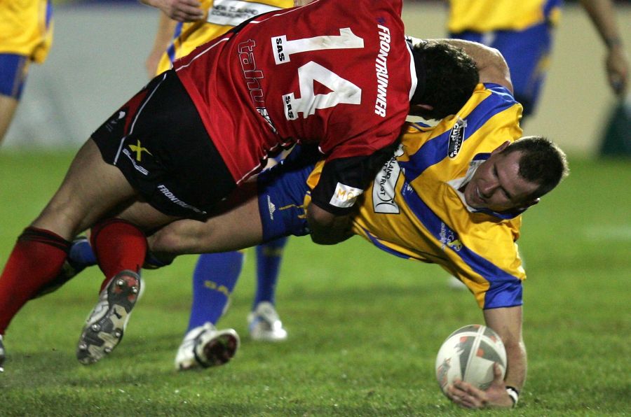 Rowan Baxter, în galben, pe vremea când juca la Auckland Lions ȘOCANT: Un fost jucător de rugby, fosta lui soție și cei trei copii au murit după ce mașina le-a luat foc! Se pare că bărbatul a plănuit totul