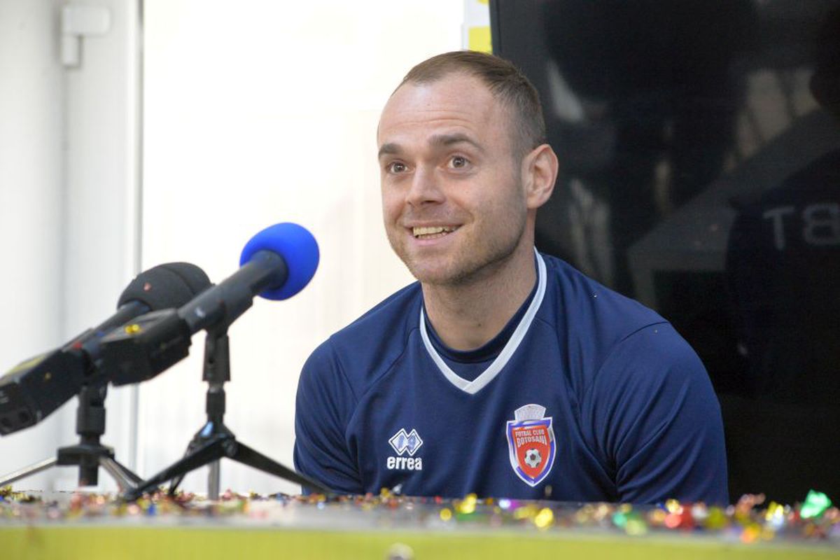 VIDEO + FOTO Jucătorii lui FC Botoșani, surpriză pentru Marius Croitoru! Au intrat peste el în conferință și au început să cânte: „Cine e în play-off?”