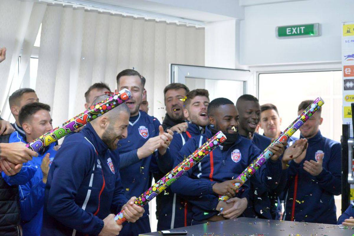 VIDEO + FOTO Jucătorii lui FC Botoșani, surpriză pentru Marius Croitoru! Au intrat peste el în conferință și au început să cânte: „Cine e în play-off?”