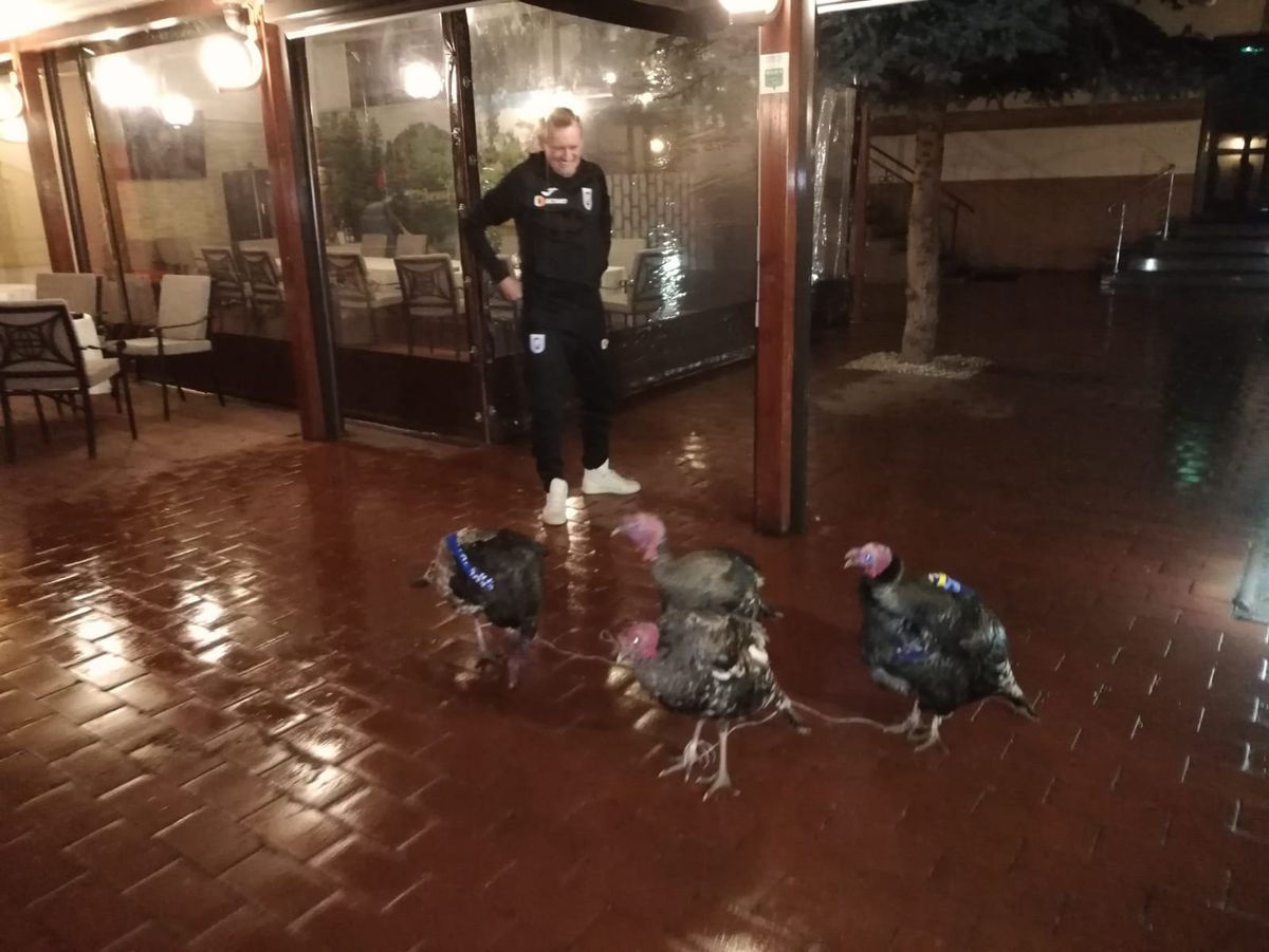 VIDEO+FOTO Umor oltenesc :D Imagini geniale: Craioveanu a primit 4 curcani plocon de la Jerry Gane!