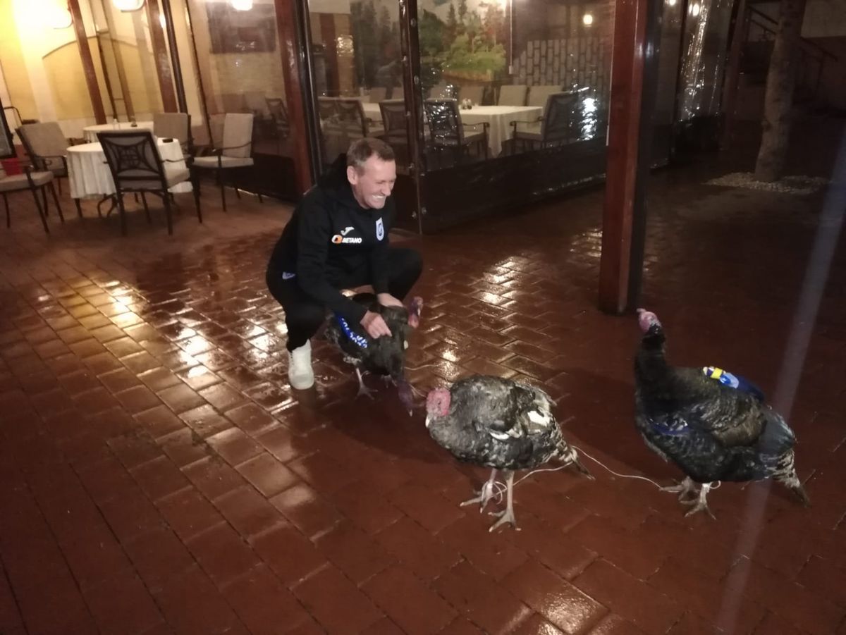 VIDEO+FOTO Umor oltenesc :D Imagini geniale: Craioveanu a primit 4 curcani plocon de la Jerry Gane!