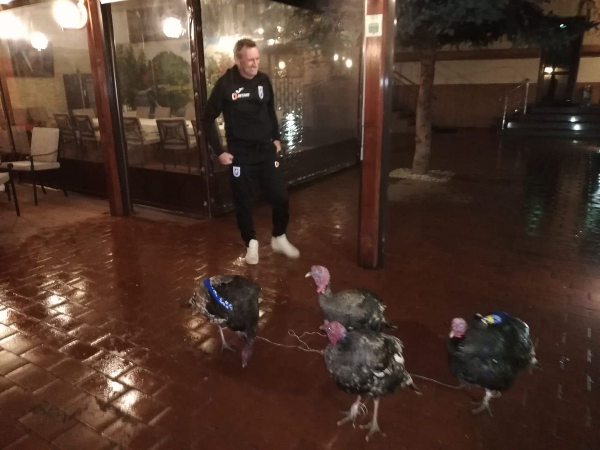 VIDEO+FOTO Umor oltenesc :D Imagini geniale: Craioveanu a primit 4 curcani plocon de la Jerry Gane!