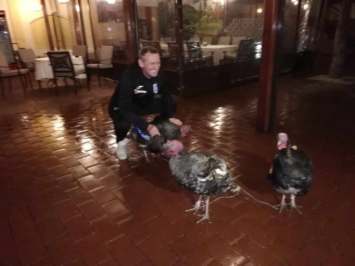 VIDEO+FOTO Umor oltenesc :D Imagini geniale: Craioveanu a primit 4 curcani plocon de la Jerry Gane!