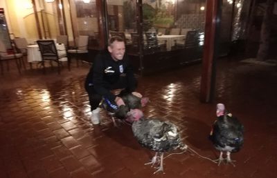 VIDEO+FOTO Umor oltenesc :D Imagini geniale: Craioveanu a primit 4 curcani plocon de la Jerry Gane!