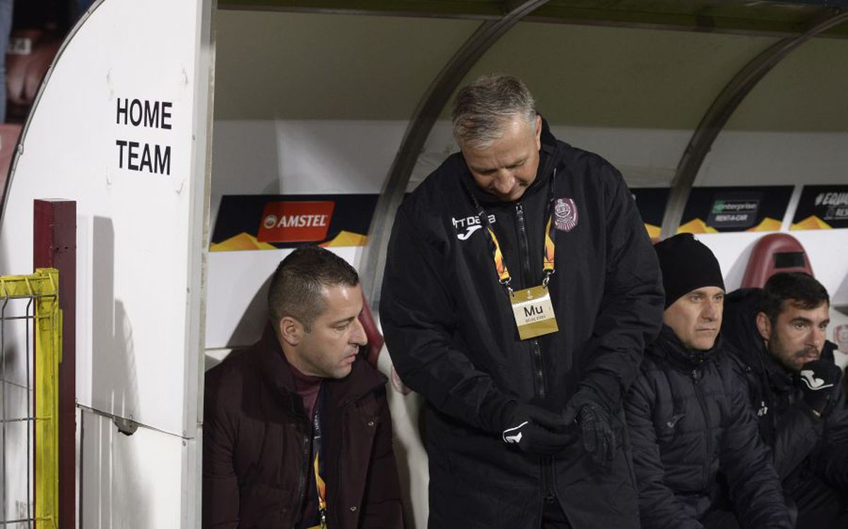 CFR CLUJ - SEVILLA 1-1 // Julen Lopetegui, nemulțumit de starea gazonului: „Nu înțeleg cum a putut să arate așa”