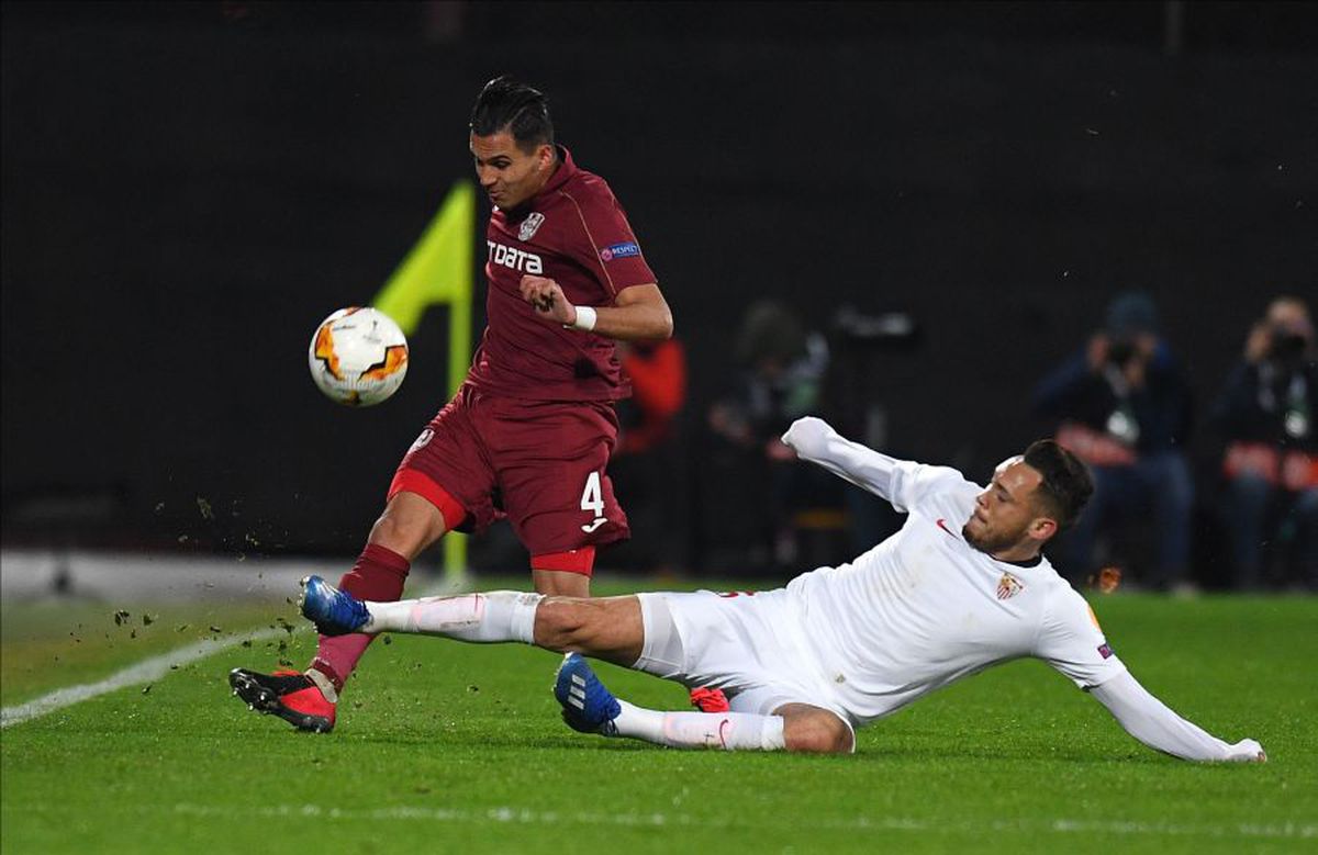 CFR CLUJ - SEVILLA 1-1 // Julen Lopetegui, nemulțumit de starea gazonului: „Nu înțeleg cum a putut să arate așa”