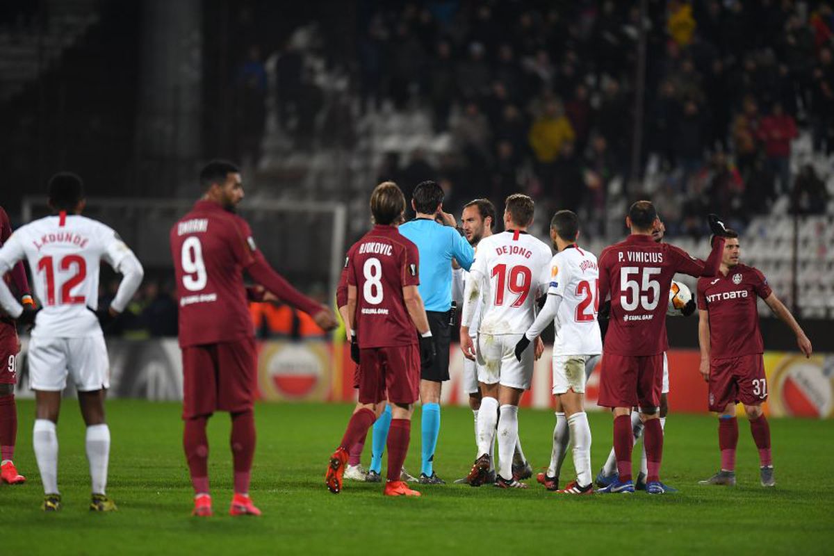 CFR CLUJ - SEVILLA 1-1 // Julen Lopetegui, nemulțumit de starea gazonului: „Nu înțeleg cum a putut să arate așa”