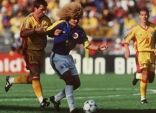 Carlos Valderrama (59 de ani)  și James Rodríguez (29 de ani) s-au certat, după ce actualul căpitan al naționalei l-a luat peste picior pe Freddy Rincón, mijlocaș al selecționatei Columbiei la Mondialele din 1990, 1994 și 1998.