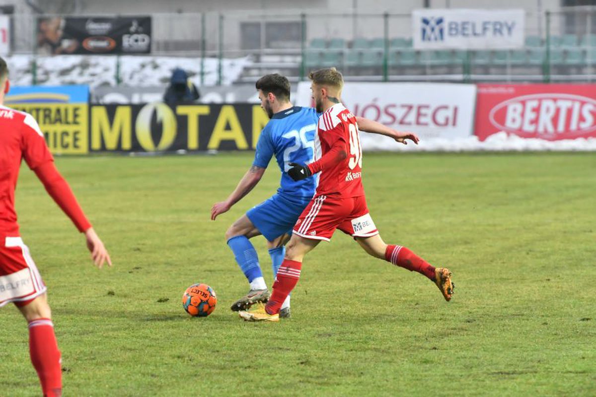 EXCLUSIV VIDEO Robert Ilyes, antrenor-jucător la 47 de ani: „Ne doare când auzim scandări xenofobe! Trăim în România, muncim și plătim impozite aici!” + povești savuroase cu George Copos