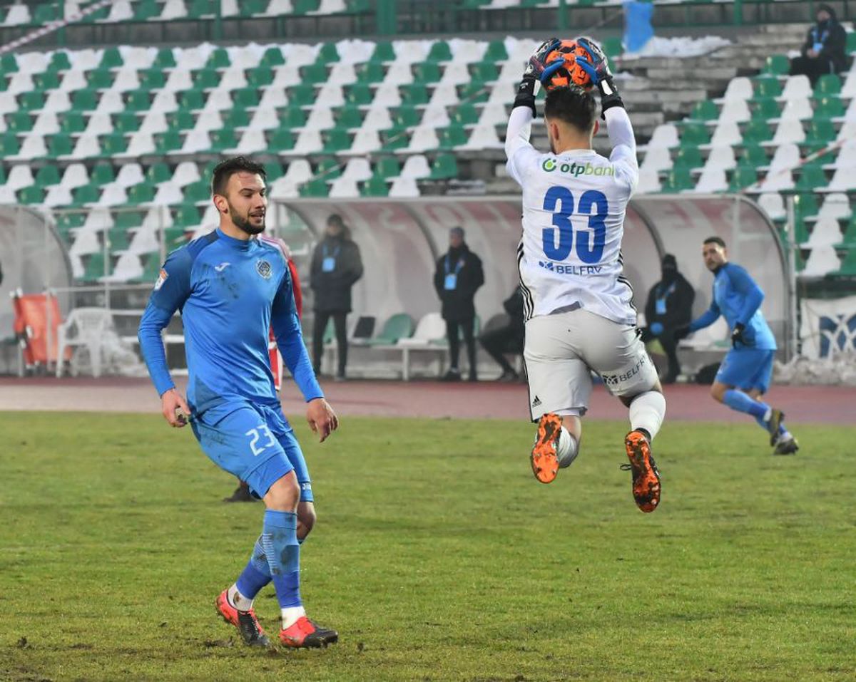 EXCLUSIV VIDEO Robert Ilyes, antrenor-jucător la 47 de ani: „Ne doare când auzim scandări xenofobe! Trăim în România, muncim și plătim impozite aici!” + povești savuroase cu George Copos