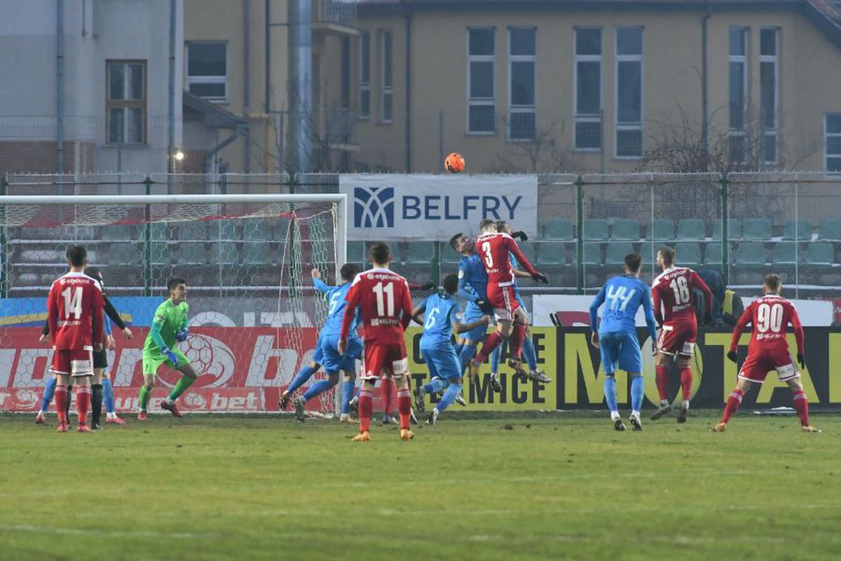 EXCLUSIV VIDEO Robert Ilyes, antrenor-jucător la 47 de ani: „Ne doare când auzim scandări xenofobe! Trăim în România, muncim și plătim impozite aici!” + povești savuroase cu George Copos