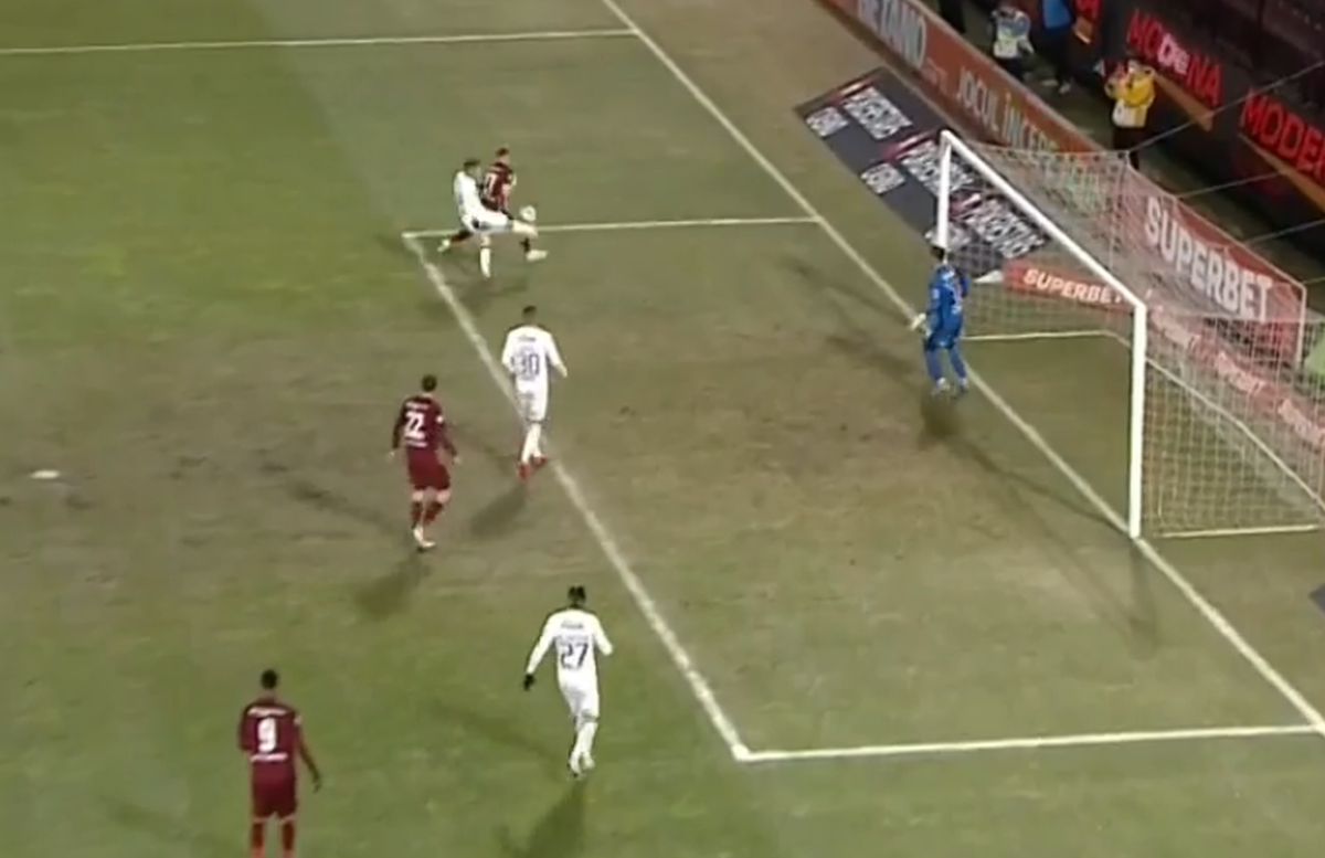 Accidentare urâtă în CFR Cluj - Rapid: s-a tăvălit de durere