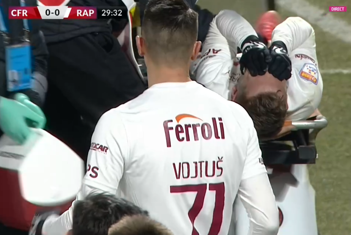 Accidentare urâtă în CFR Cluj - Rapid: s-a tăvălit de durere