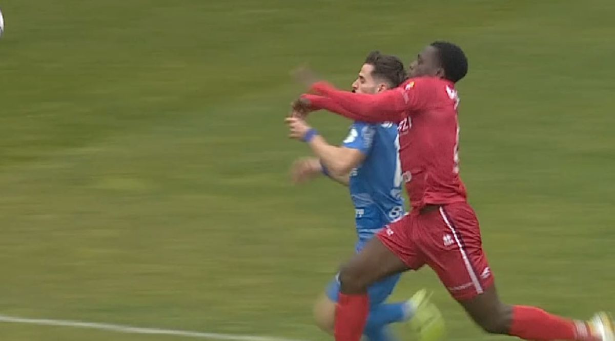 4 minute de foc în Chindia - Botoșani » Penalty refuzat gazdelor + gol marcat dintr-o poziție la limită