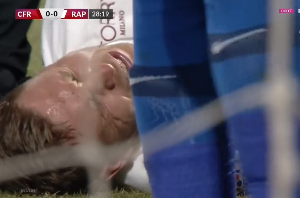 Accidentare urâtă în CFR Cluj - Rapid: s-a tăvălit de durere