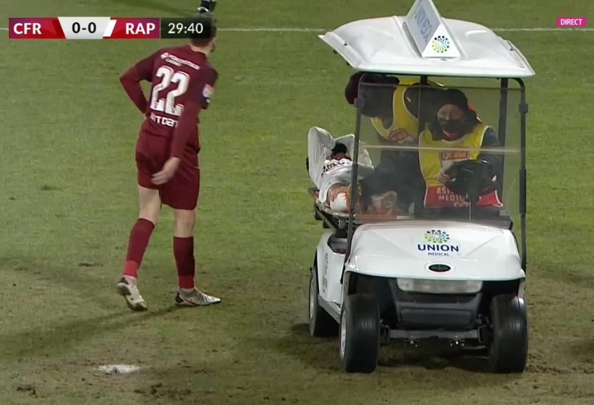 Accidentare urâtă în CFR Cluj - Rapid: s-a tăvălit de durere