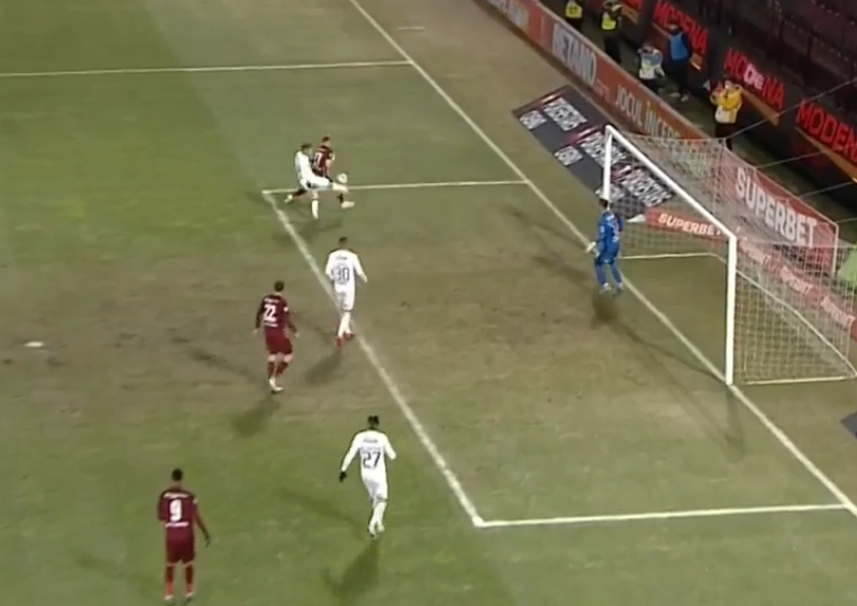 Accidentare urâtă în CFR Cluj - Rapid: s-a tăvălit de durere