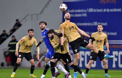 Gafa uriașă care a decis ultimul meci al etapei în Liga 1 » Și-a bătut propriul portar cu o reluare imparabilă