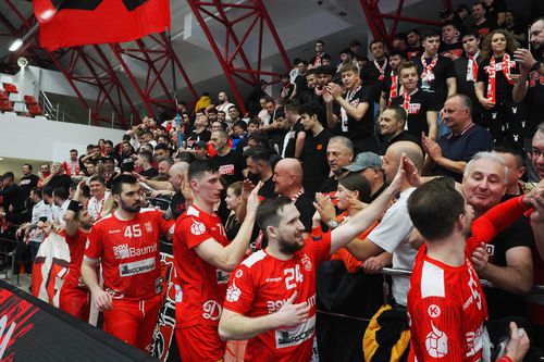 Handbaliștii de la Dinamo salutându-și suporterii