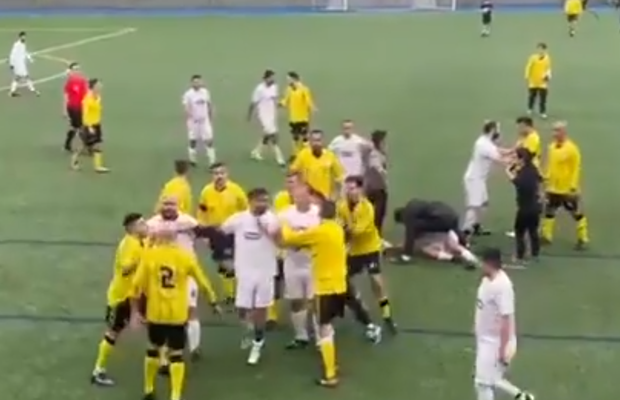 Bătaie generală la un meci de fotbal între veterani din Spania » Doi jucători s-au ales cu accidentări grave