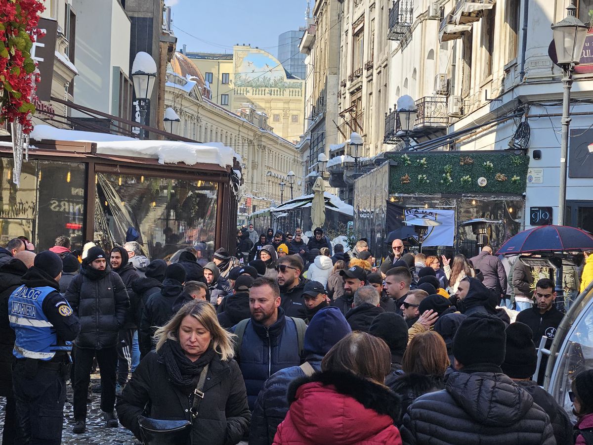 Away days » Suporterii lui PAOK fac spectacol în Centrul Vechi din București înaintea duelului cu FCSB
