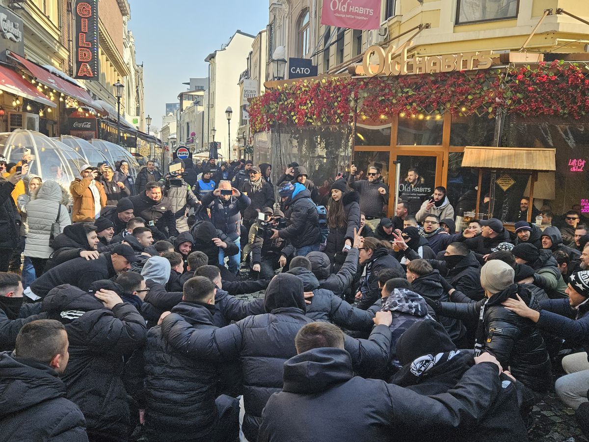 Away days » Suporterii lui PAOK fac spectacol în Centrul Vechi din București înaintea duelului cu FCSB