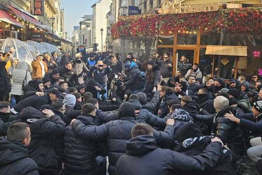 Suporterii lui PAOK fac spectacol în Centrul Vechi din București înaintea duelului cu FCSB, foto: Remus Dinu