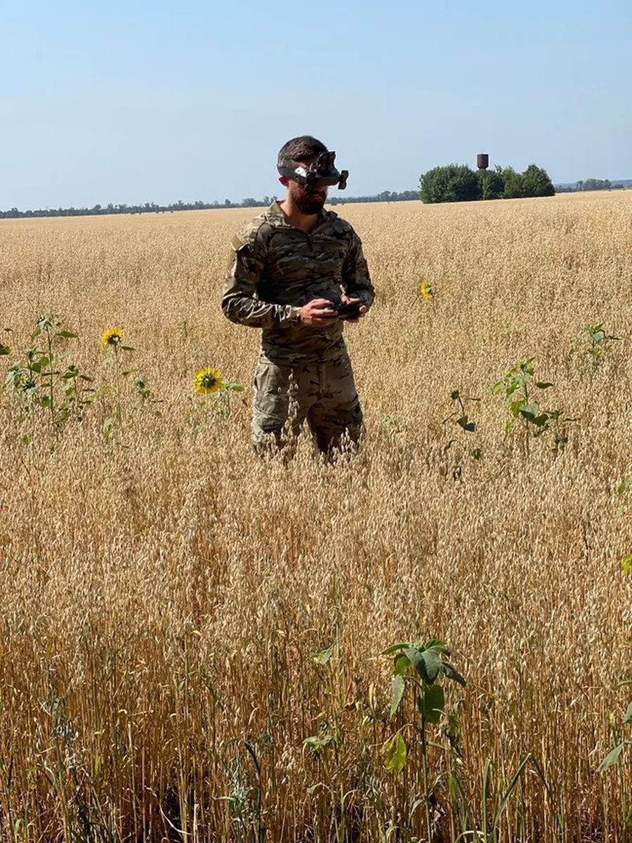 Alexandr Dolgopolov, pilot de drone/Foto: Der Spiegel Fostul tenismen din Top 20, dezvăluiri TERIFIANTE despre cei 3 ani de război cu Rusia: „Dorm în case dărâmate din sate abandonate, iar toaleta e o gaură. Aud șoarecii și gândacii cum se plimbă”
