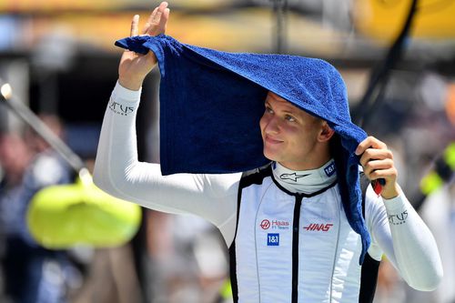 Mick Schumacher purtând o vestă de răcire în 2022 Foto: Imago Images