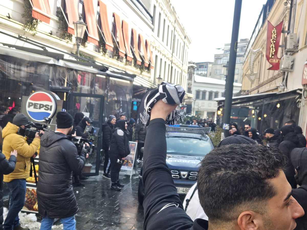 Away days » Suporterii lui PAOK fac spectacol în Centrul Vechi din București înaintea duelului cu FCSB