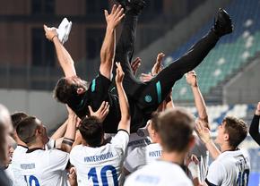 Laude de la foștii elevi: „Chivu e charismatic. Aplaudă ca un nebun la fiecare gol. Ne simțeam de parcă era în teren cu noi”