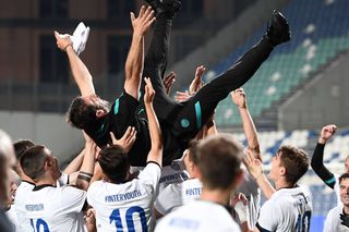 Laude de la foștii elevi: „Chivu e charismatic. Aplaudă ca un nebun la fiecare gol. Ne simțeam de parcă era în teren cu noi”