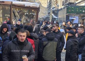 A început „invazia”! Reporterul GSP e în Centrul Vechi printre fanii lui PAOK! Informații LIVE: sfidează gerul, show incendiar » Autoritățile în alertă