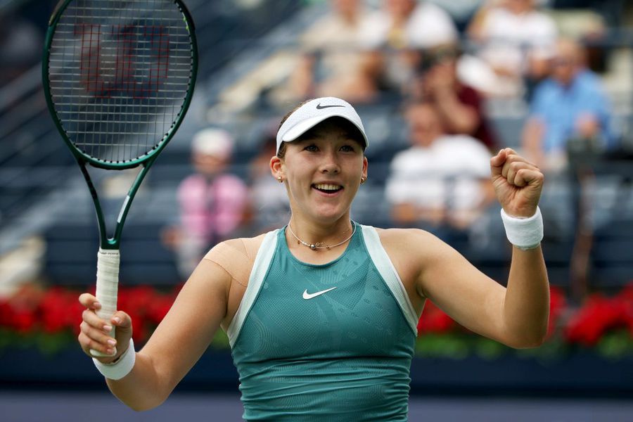Mirra Andreeva, după victoria cu Iga Swiatek de la Dubai/Foto: Getty Images O nouă surpriză la Dubai! Iga Swiatek a fost eliminată, în sferturile de finală, de o adversară de 17 ani: „E prima semifinală la un turneu de 1000 de puncte”