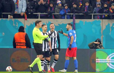 Vali Crețu a primit „galben” și va fi suspendat în optimi: „Nici nu mai știam dacă o să stau, aveam în cap doar calificarea!”