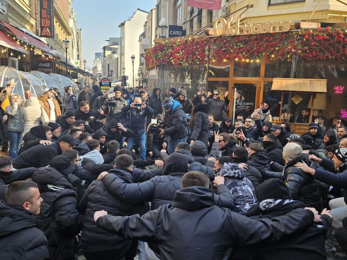 Away days » Suporterii lui PAOK fac spectacol în Centrul Vechi din București înaintea duelului cu FCSB