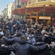 Suporterii lui PAOK fac spectacol în Centrul Vechi din București înaintea duelului cu FCSB, foto: Remus Dinu