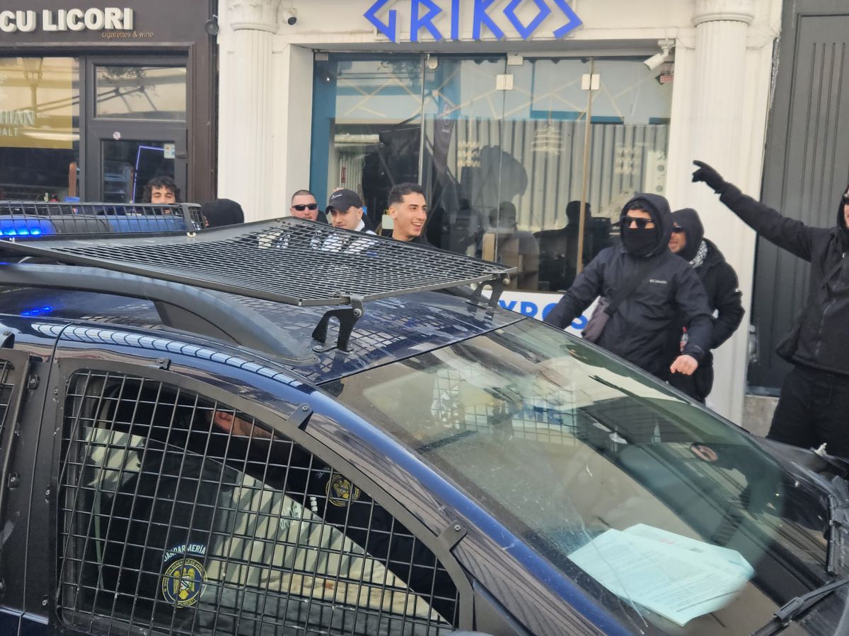 Away days » Suporterii lui PAOK fac spectacol în Centrul Vechi din București înaintea duelului cu FCSB