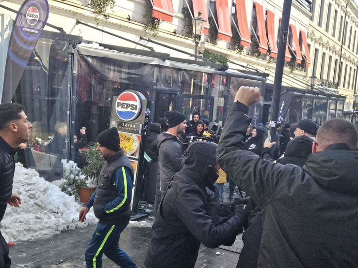 Suporterii lui PAOK fac spectacol în Centrul Vechi din București înaintea duelului cu FCSB, foto: Remus Dinu