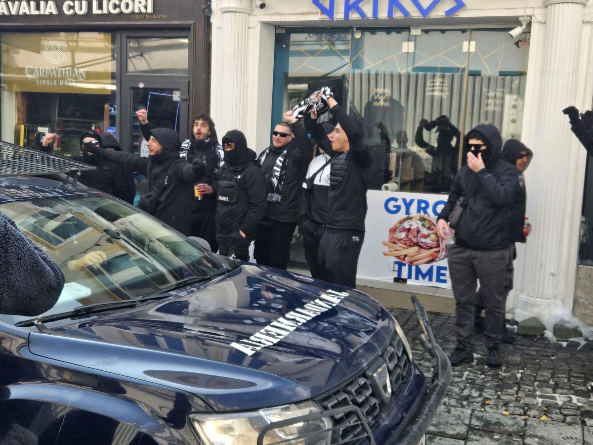 Away days » Suporterii lui PAOK fac spectacol în Centrul Vechi din București înaintea duelului cu FCSB